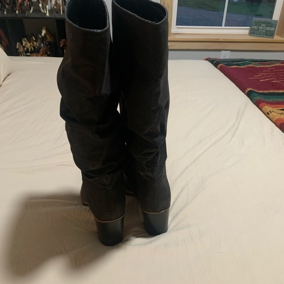 Black ruched boot. - Picture 4 of 7